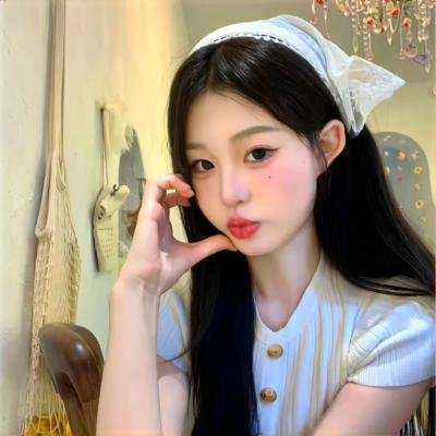 她行走于黑暗中